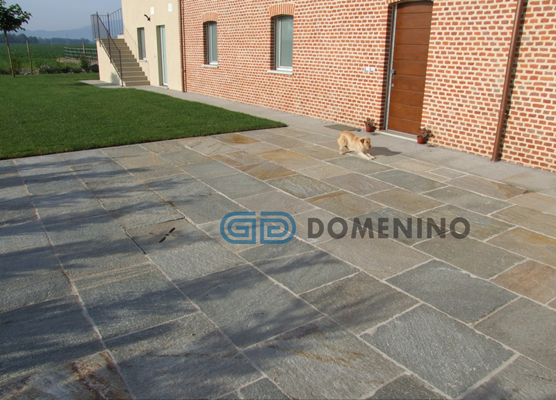 Quadrettoni in pietra di Luserna, colore misto, misure a correre  |Dalles Bords Martelines, en pierre de Luserna, couleur mixte |Bodenplatten Oberfläche gespalten, Luserna gneis,  Farbe gemisch
